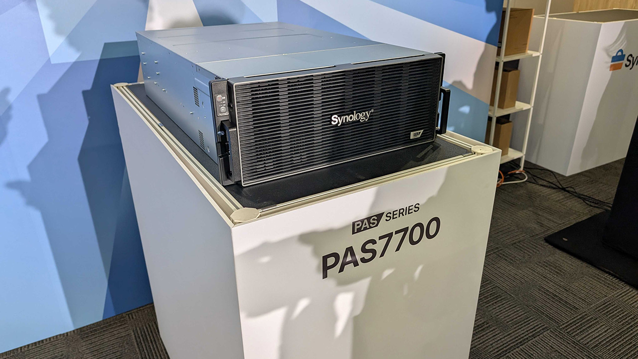 Synology entra nel mondo enterprise 'tier 0' con PAS7700: all-NVMe, multiprotocollo e replica sincrona